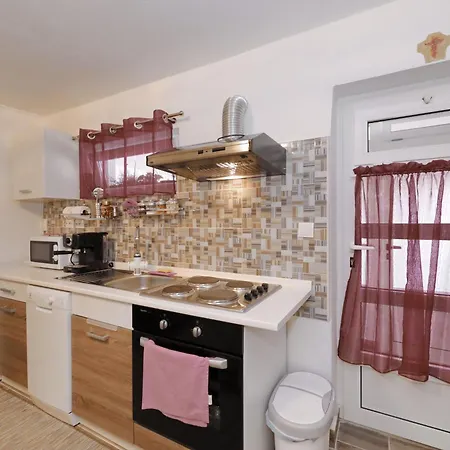 Sunny Stone With Free Parking Apartment